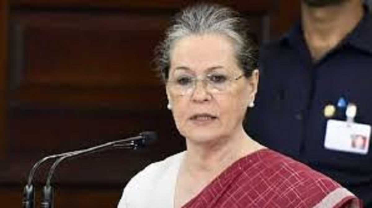 राहुल और स्मृति के भाषण के दौरान सोनिया गांधी ने लोकसभा में संभाला मोर्चा राहुल और स्मृति के भाषण के दौरान सोनिया गांधी ने लोकसभा में संभाला मोर्चा